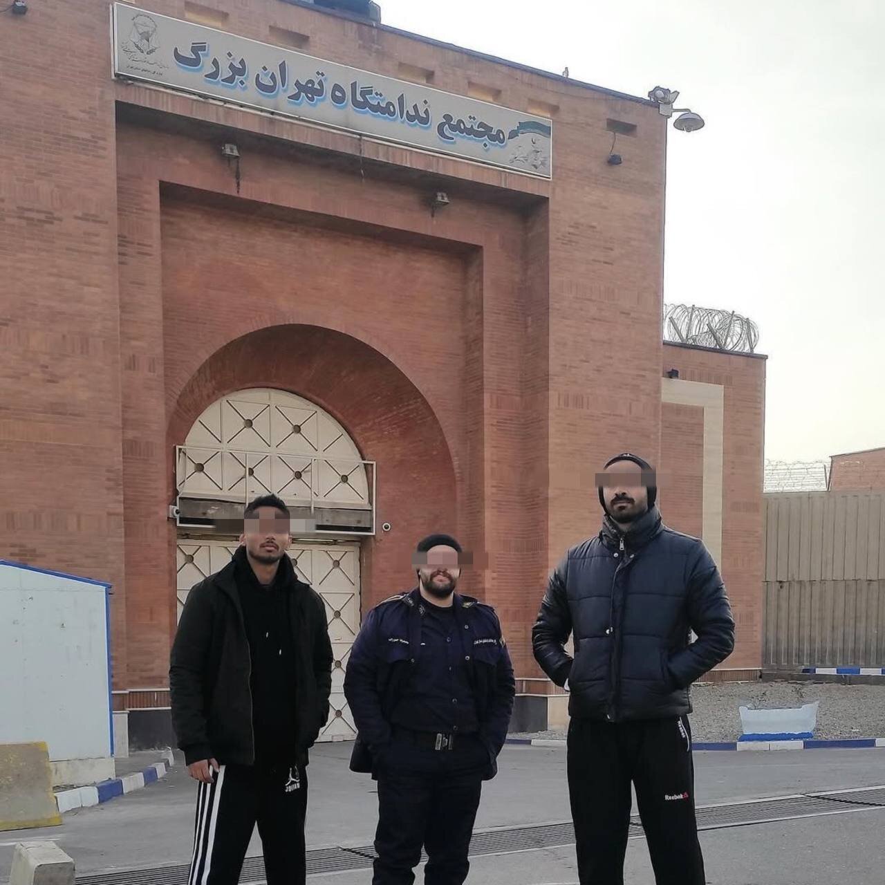 نخستین عکس از آزادی همکاران تتلو از زندان نخستین عکس از آزادی همکاران تتلو از زندان