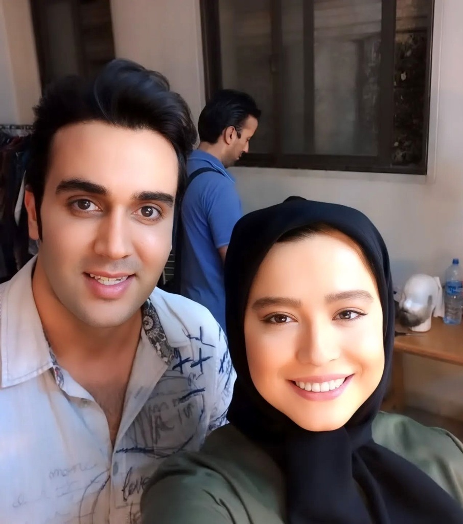 عکس/ژست صمیمی «آرش و کیمیا» در پشت صحنه سریال کیمیا؛ سال ۹۴