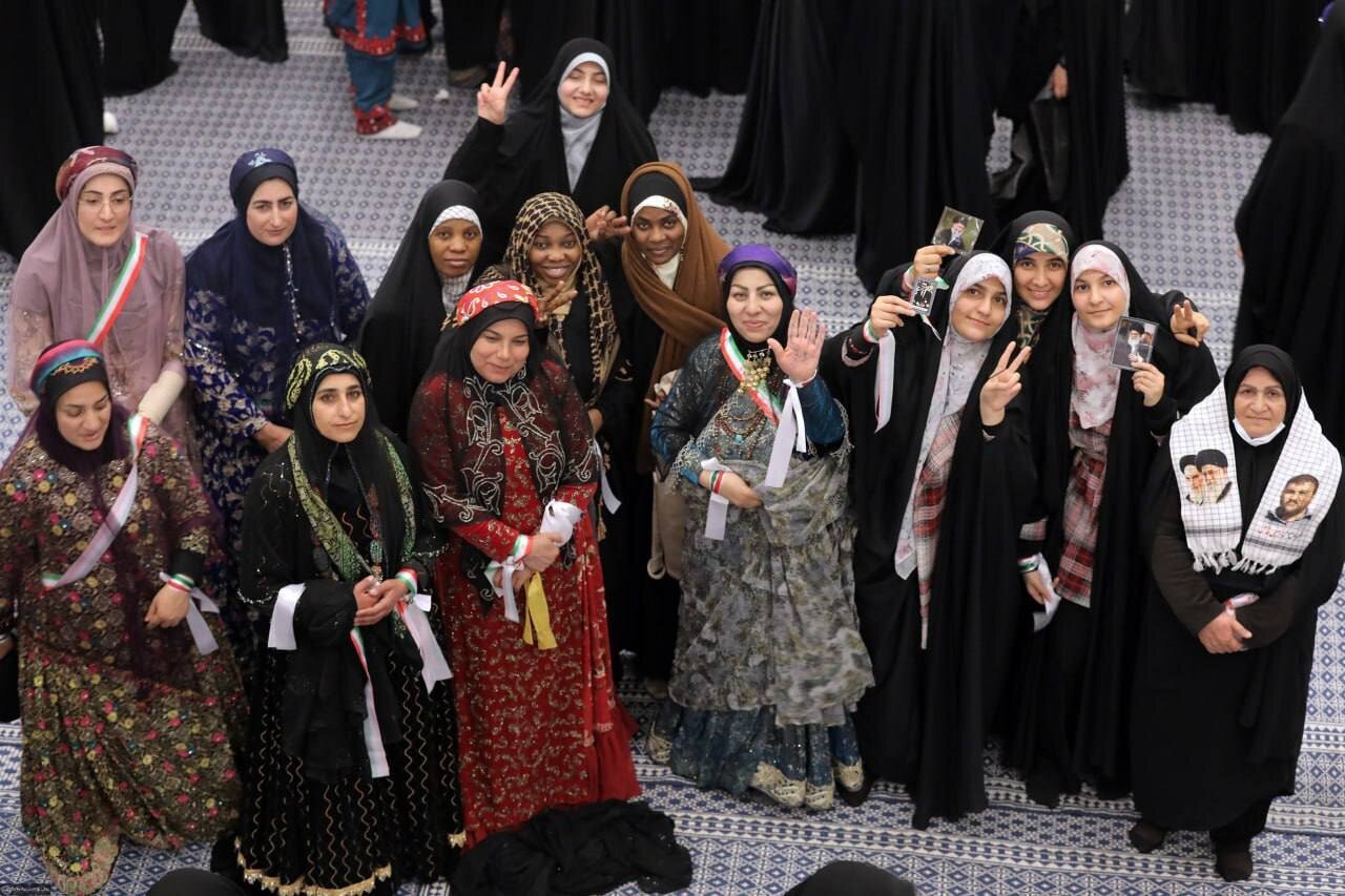 عکس/تصاویری از زنان با لباس محلی در بیت رهبری