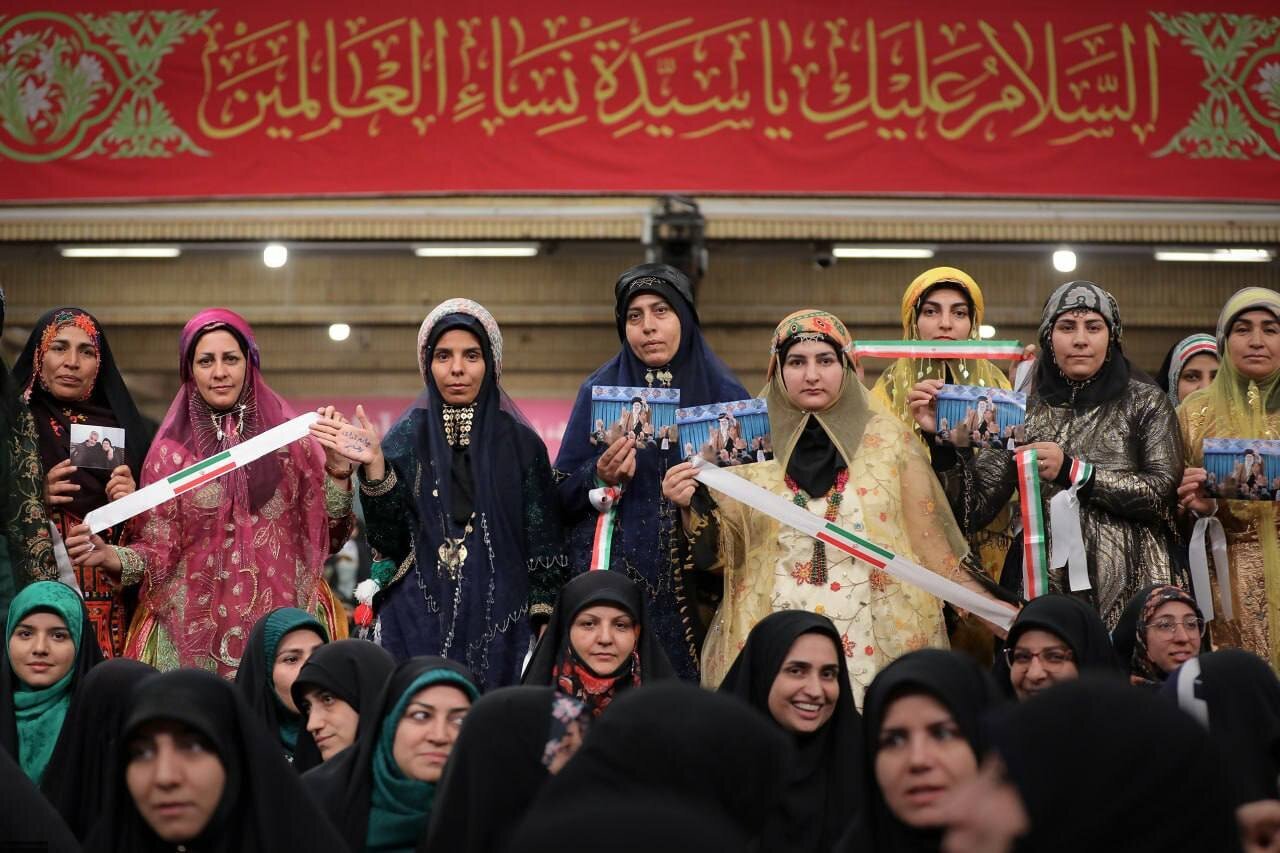 عکس/تصاویری از زنان با لباس محلی در بیت رهبری