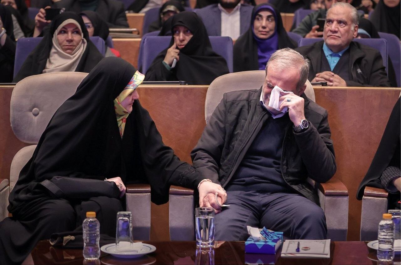 عکس/دلداری دادن دختر پزشکیان به رئیس جمهور بعد از بغض و گریه پدرش در فراغ همسر