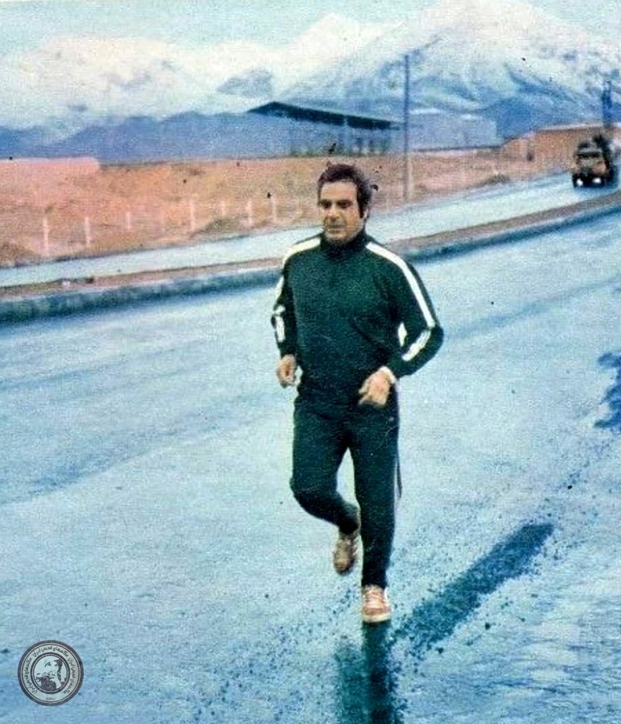 عکس/ «ناصر ملک مطیعی» در حال دویدن در خیابان‌های تهران؛ سال ۱۳۵۶