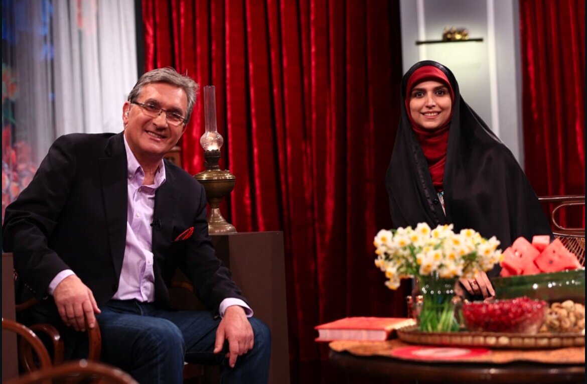 عکس/خاطره‌بازی جالب مجری زن تلویزیون با برانکو در شب یلدا