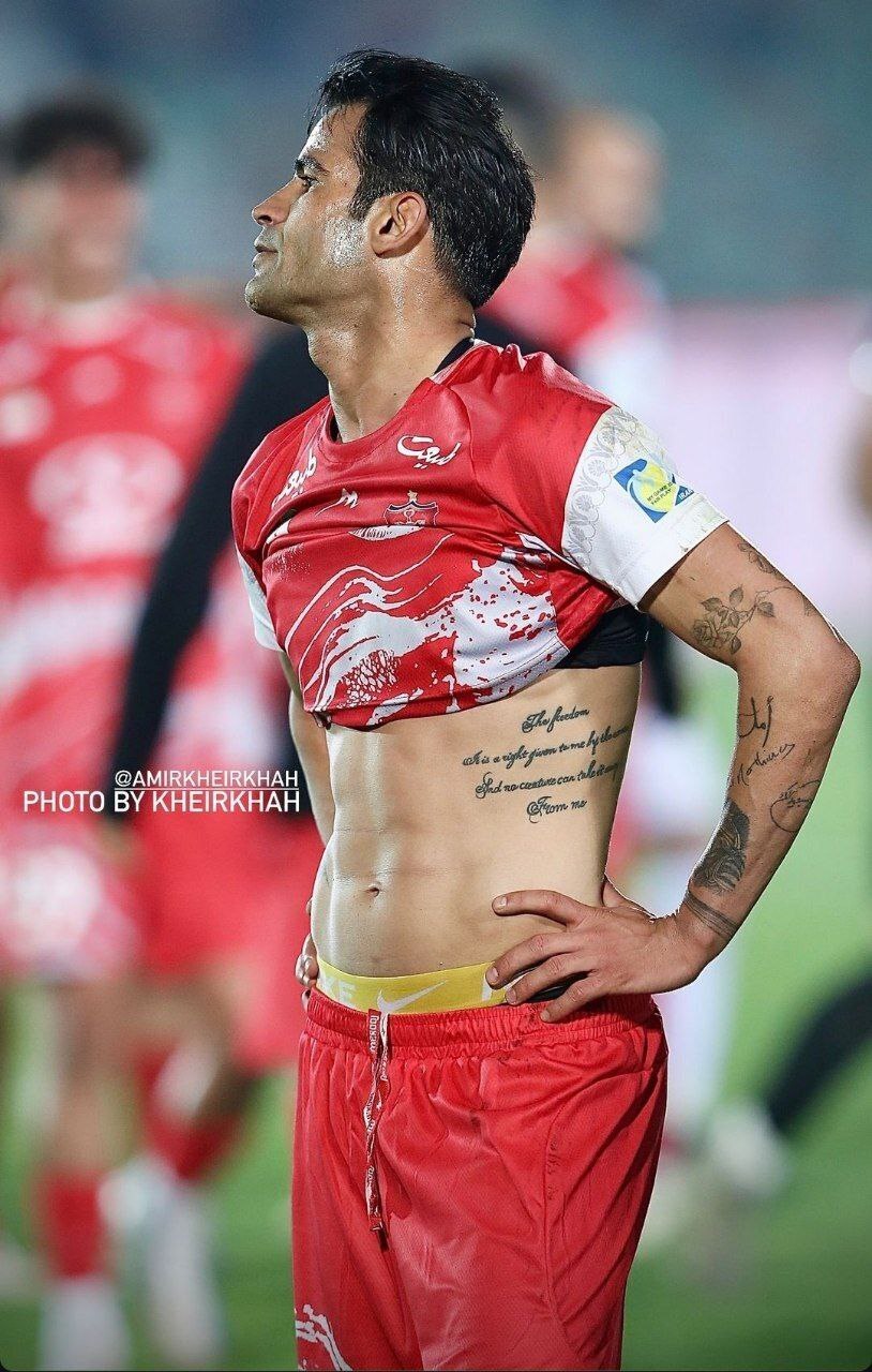 عیسی آل‌کثیر و نمایش تتوها؛ مهاجم پرسپولیس جریمه می‌شود؟