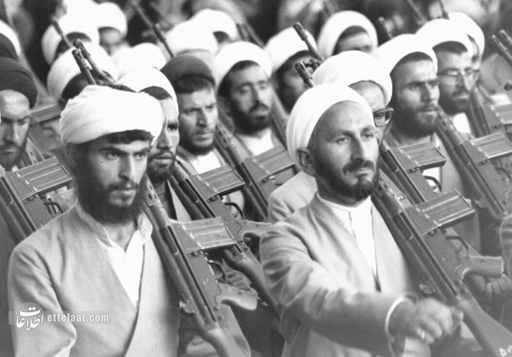 عکس/ سال ۱۳۵۸؛ اولین روحانیون مسلح در قم عکس/ سال ۱۳۵۸؛ اولین روحانیون مسلح در قم