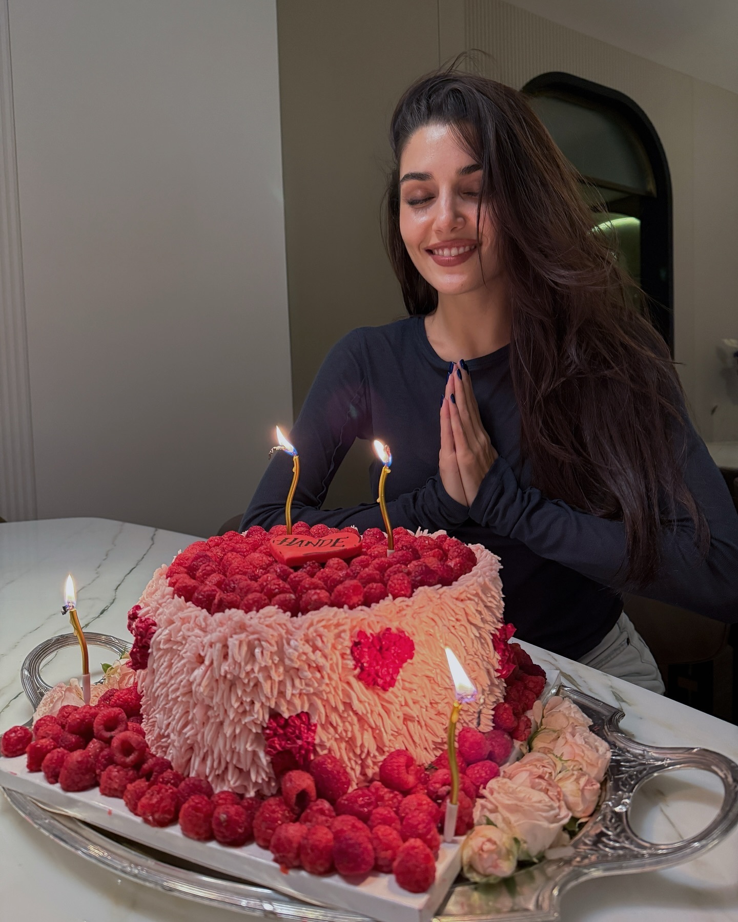 عکس/ جشن تولد لاکچری هانده ارچل بازیگر محبوب مطرح ترک