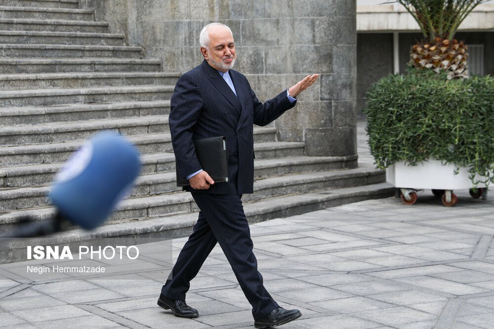 عکس/ظریف با این ژست معنادار به حملات قالیباف واکنش نشان داد عکس/ظریف با این ژست معنادار به حملات قالیباف واکنش نشان داد