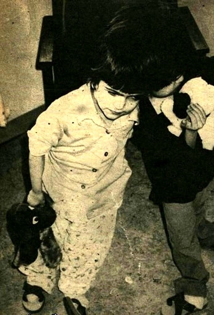 عکس/تیپ زمستانی «عارف» در دهه ۵۰؛ لاله و لادن در کودکی