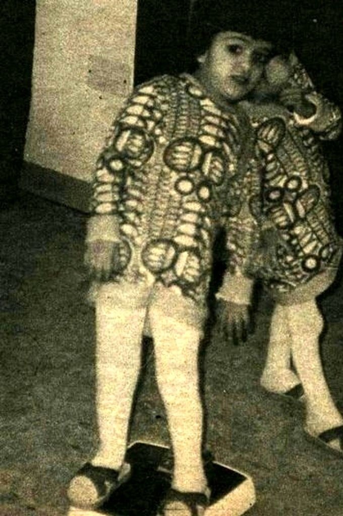 عکس/تیپ زمستانی «عارف» در دهه ۵۰؛ لاله و لادن در کودکی