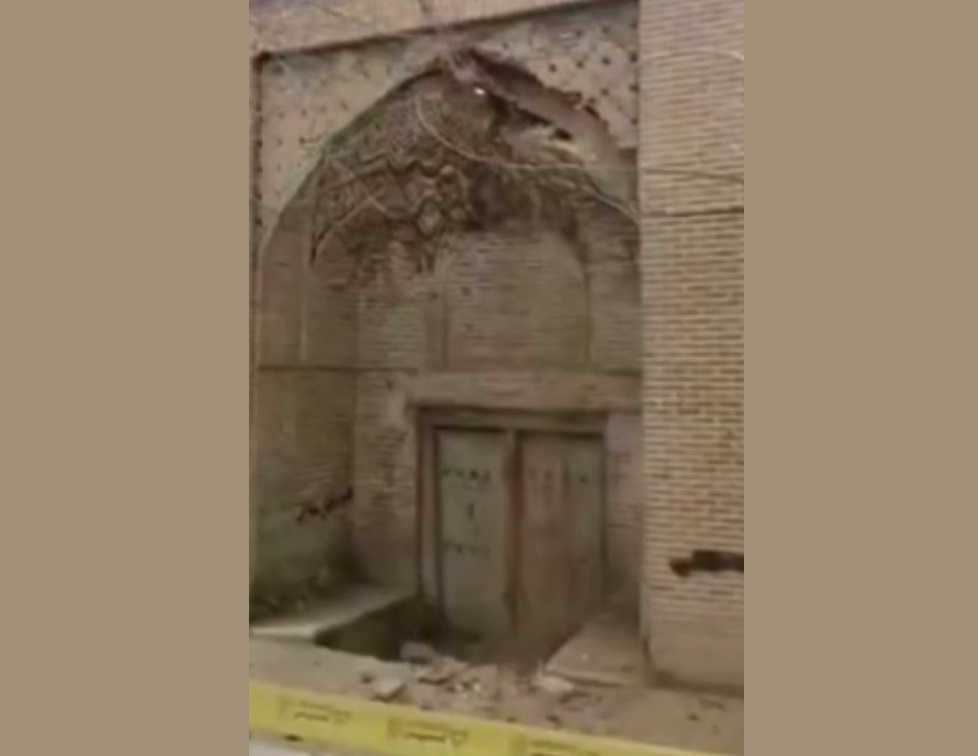 فیلم/لحظه تخریب سردرب کاروانسرای بازار نطنز در پی زلزله امروز