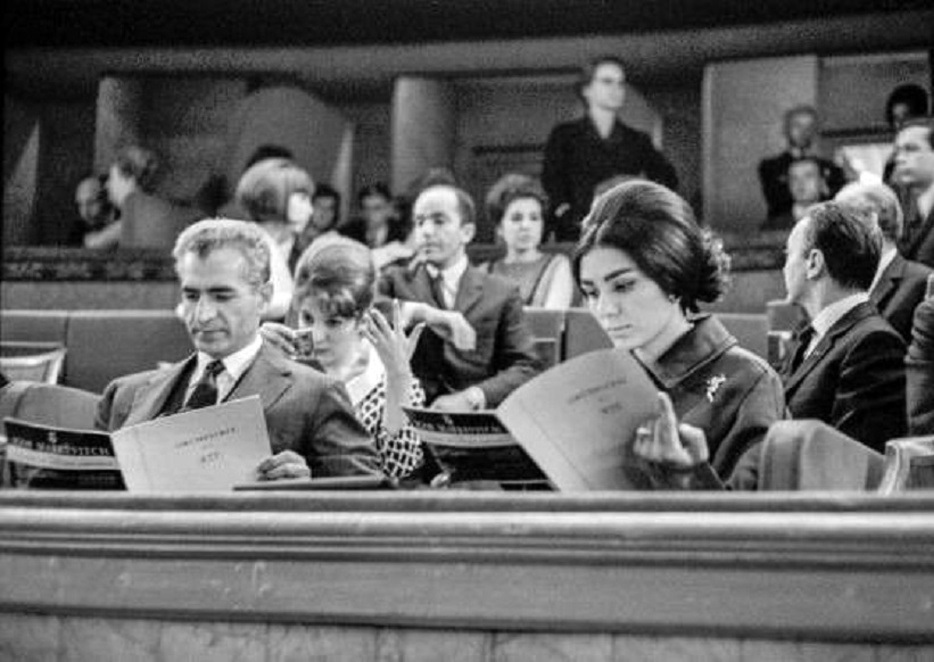 «محمدرضا شاه و فرح در کنسرتی در پاریس»؛ سال ۴۳