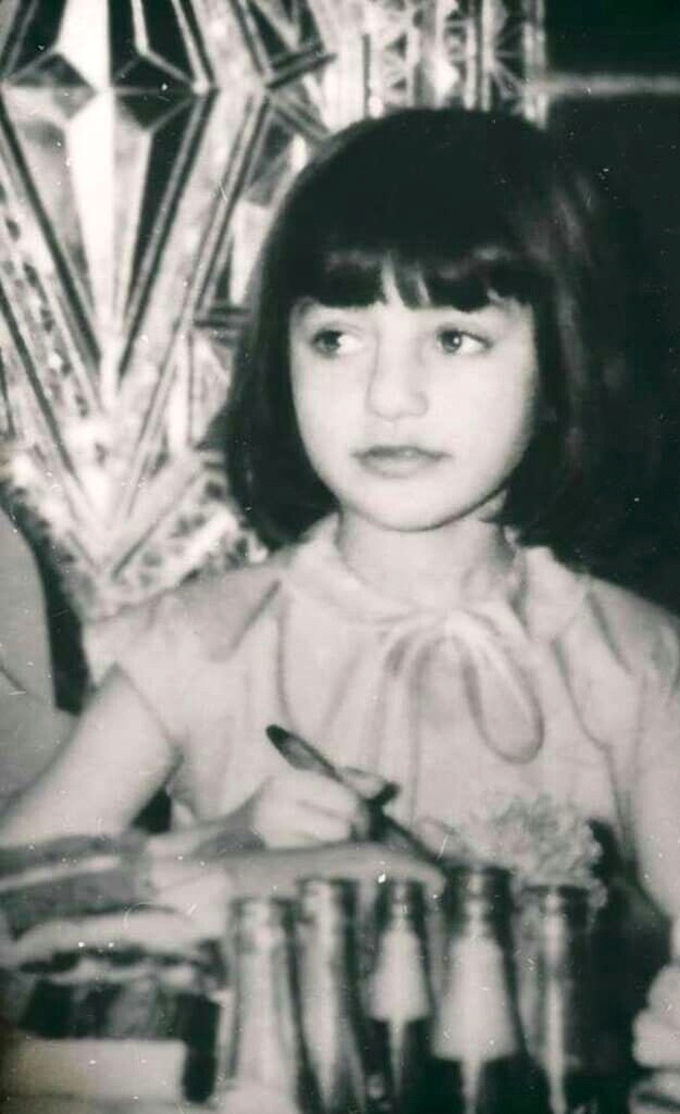 عکس/ «گوگوش» در کودکی در حال غذاخوردن در رستوران؛ دهه ۳۰