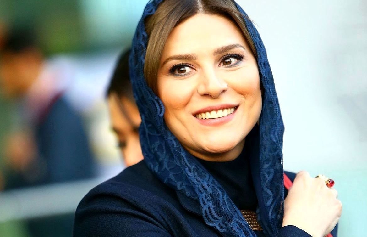 عکس/ژست و استایل سحر دولتشاهی در یک کافه