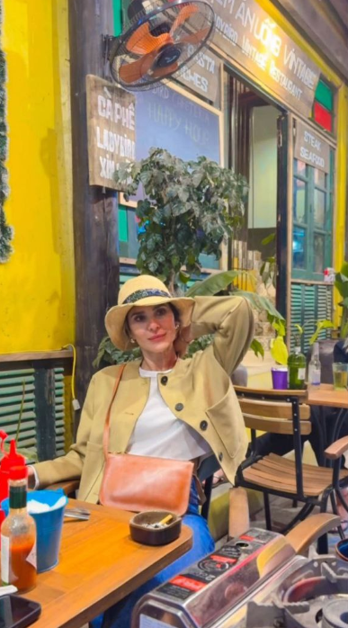 عکس/ژست و استایل سحر دولتشاهی در یک کافه