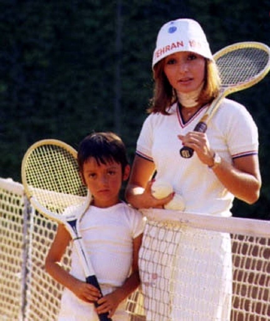 عکس/ «گوگوش و پسرش کامبیز در زمین تنیس»؛ دهه ۵۰