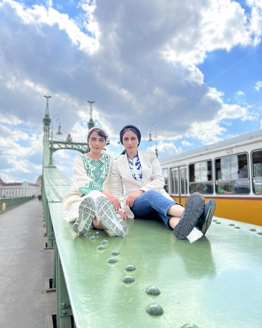 عکس/تصویری از خواهرانِ فرجاد در لوکیشنی جالب