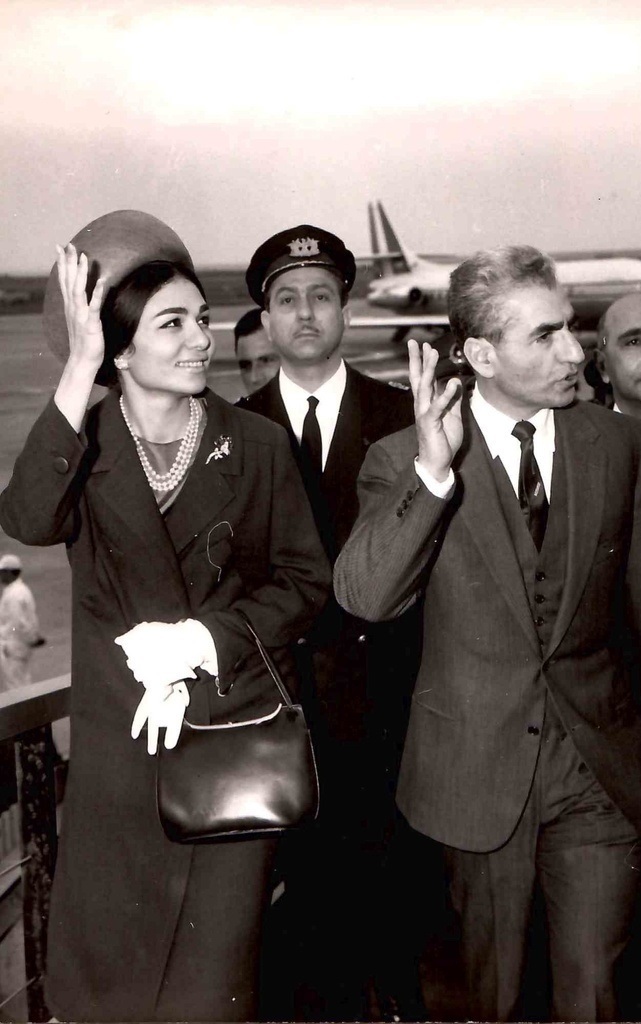 عکسی از محمدرضا پهلوی و فرح در فرودگاه رُم