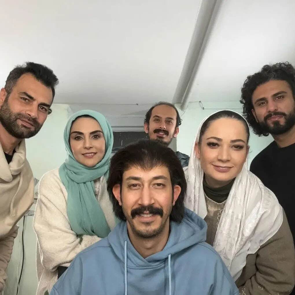 عکس یادگاری بازیگران سریال پایتخت در پشت‌صحنه