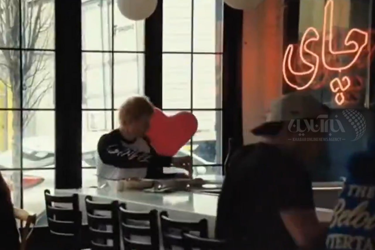 عکس/تصویری از خواننده مطرح بریتانیایی در یک کافه ایرانی