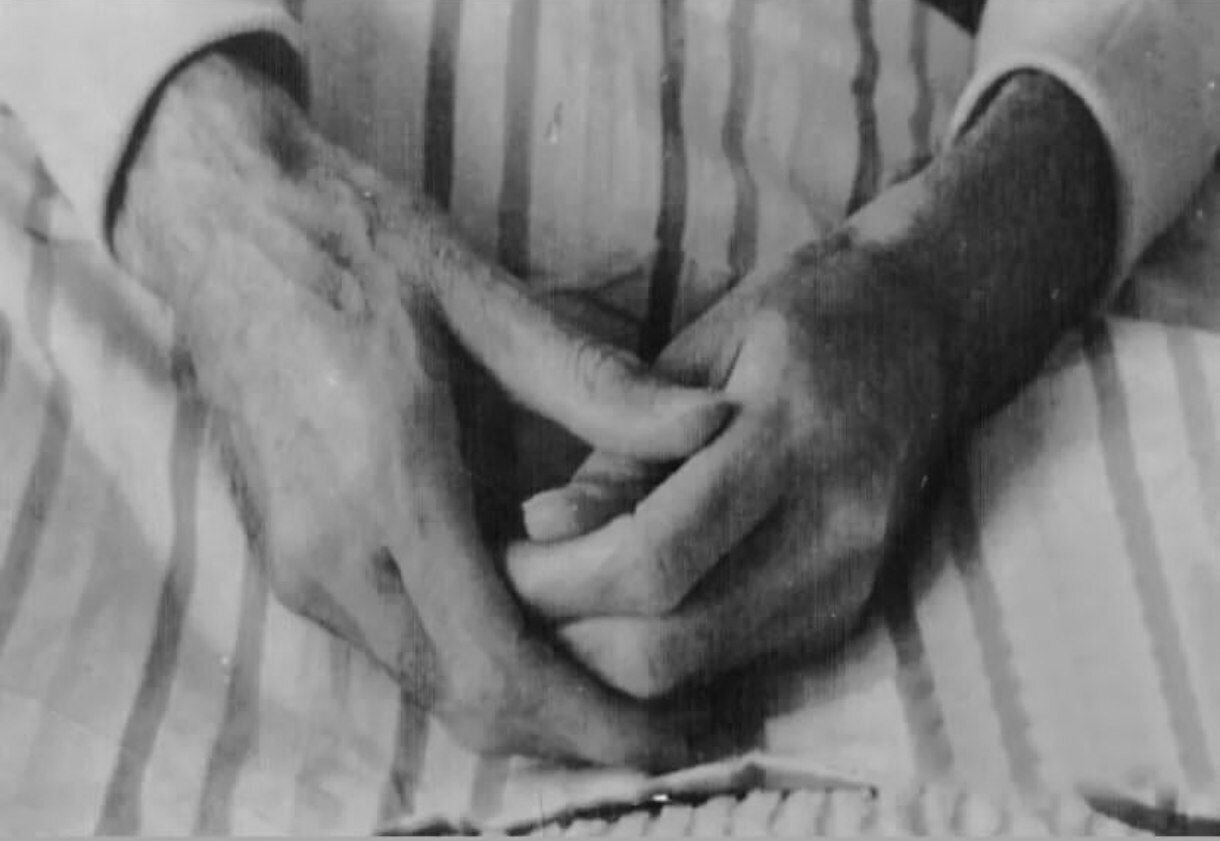 عکس/آخرین تصویر از دستان سهراب سپهری پیش از فوت