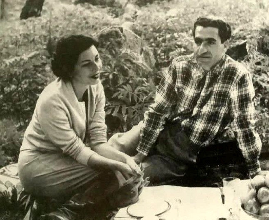 عکس/ «تفرج ثریا اسفندیاری و شاه» در محوطه سعدآباد؛ دهه ۳۰