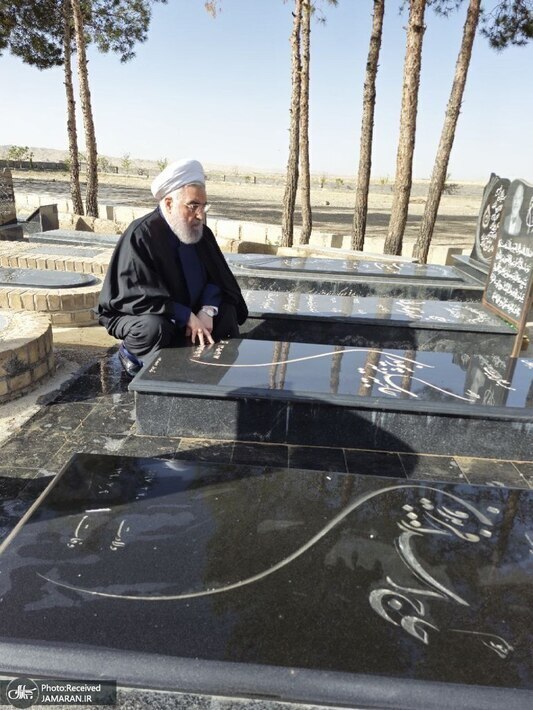 عکس/حضور حسن روحانی بر سر مزار والدین خود