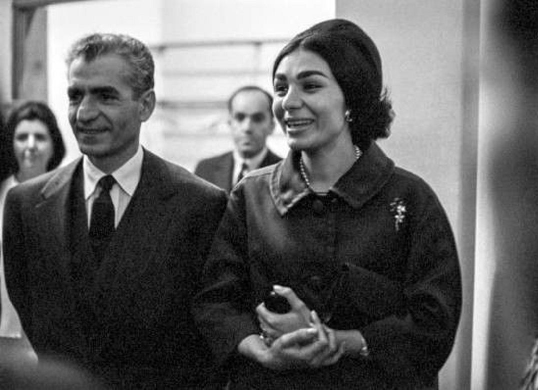 عکس/«محمدرضا پهلوی در قبرستان بقیع»؛ سال 1335 عکس/«محمدرضا پهلوی در قبرستان بقیع»؛ سال 1335