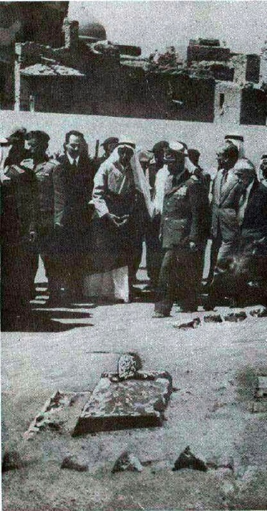 عکس/«محمدرضا پهلوی در قبرستان بقیع»؛ سال ۱۳۳۵