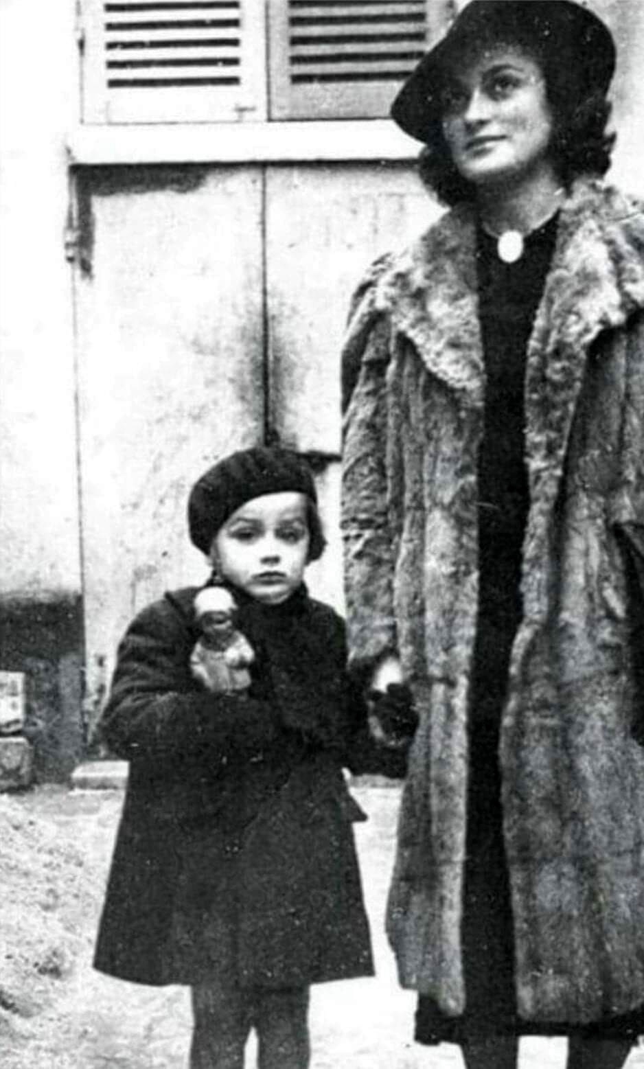 عکس/  ظاهر کلاسیک «آلن دلون ۵ ساله و مادرش در پاریس»؛ سال ۱۳۱۹