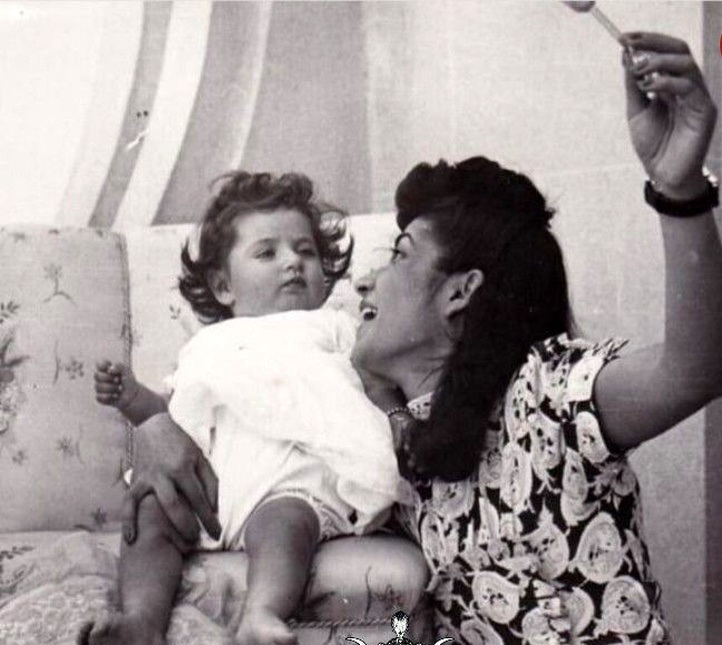 عکس/ «اشرف پهلوی» در حال بازی با «شهناز» دختر «فوزیه»