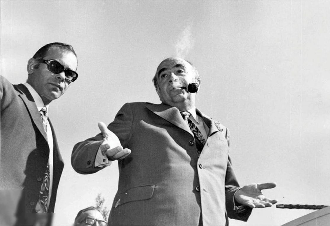 عکس/ «هویدا در دفتر کار محمدرضا پهلوی»؛ اواخر دهه 40