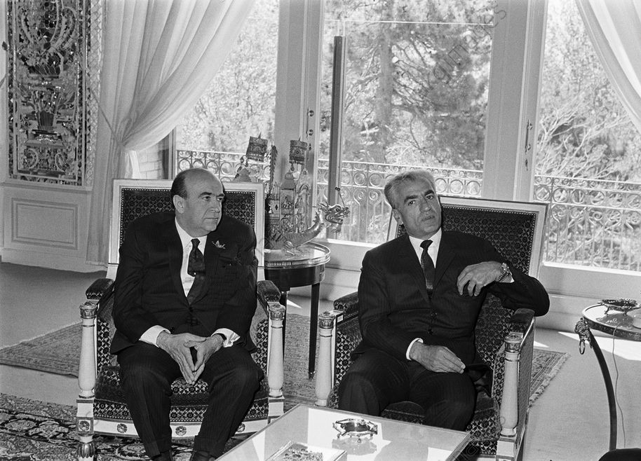 عکس/ «هویدا در دفتر کار محمدرضا پهلوی»؛ اواخر دهه ۴۰