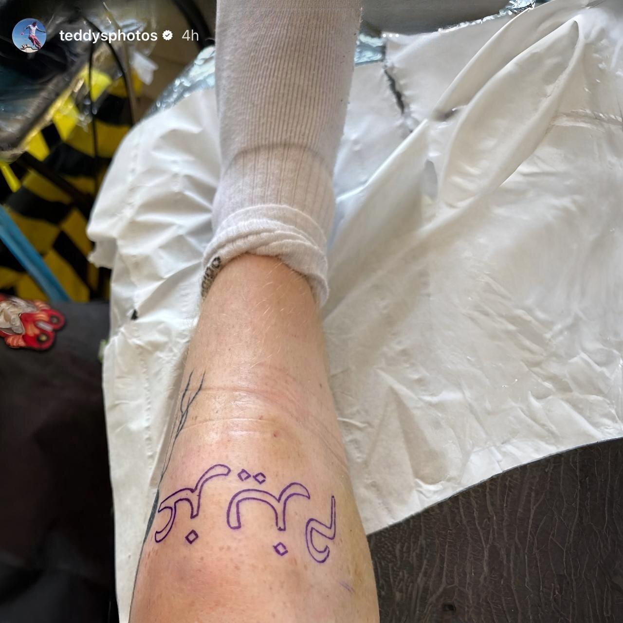 عکس/جنجال تازه «اد شیرن» با یک تتوی فارسی!