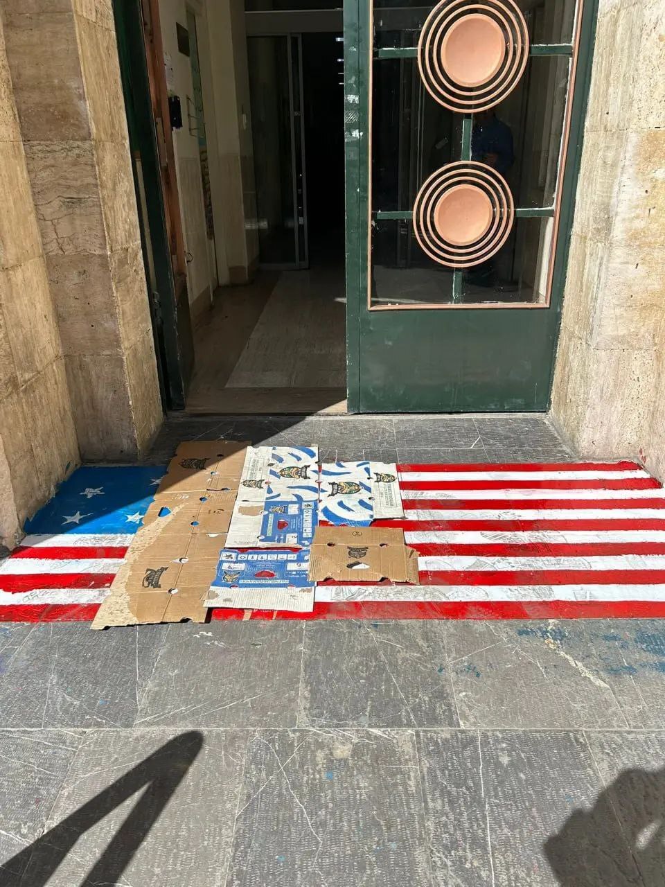 ماجرای پرچم آمریکا روی زمین دانشکده علوم سیاسی