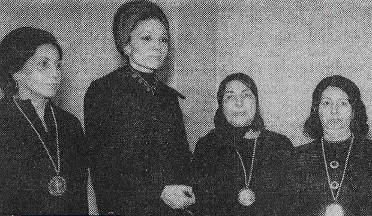 عکس/فرح پهلوی در میان مادران نمونه سال