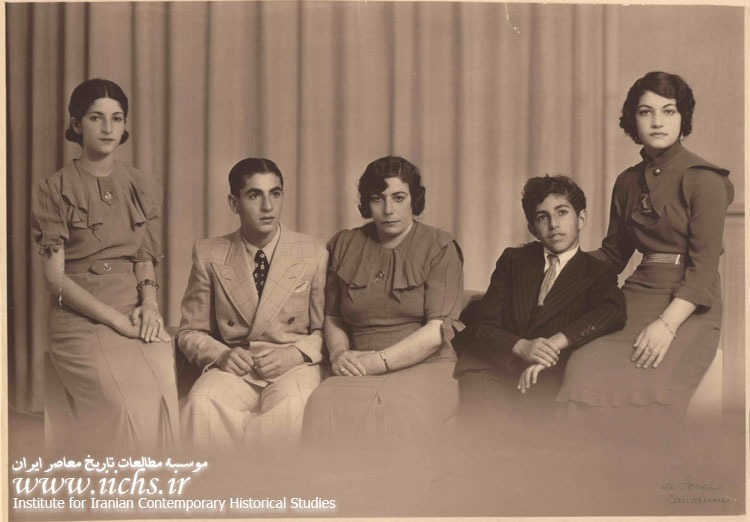 عکس/تاج‌الملوک پهلوی در کنار فرزندان خود در سوئیس