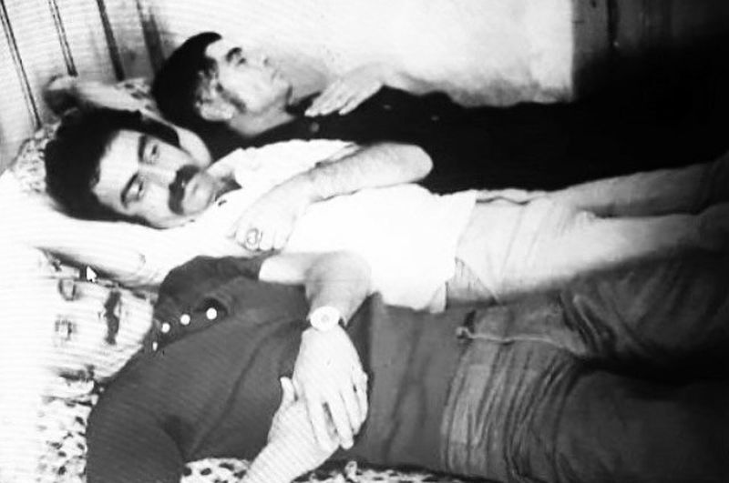 عکس/ «وثوقی و کیمیایی» مشغول استراحت در پشت صحنه فیلم گوزن ها؛ سال ۵۴ عکس/ «وثوقی و کیمیایی» مشغول استراحت در پشت صحنه فیلم گوزن ها؛ سال ۵۴