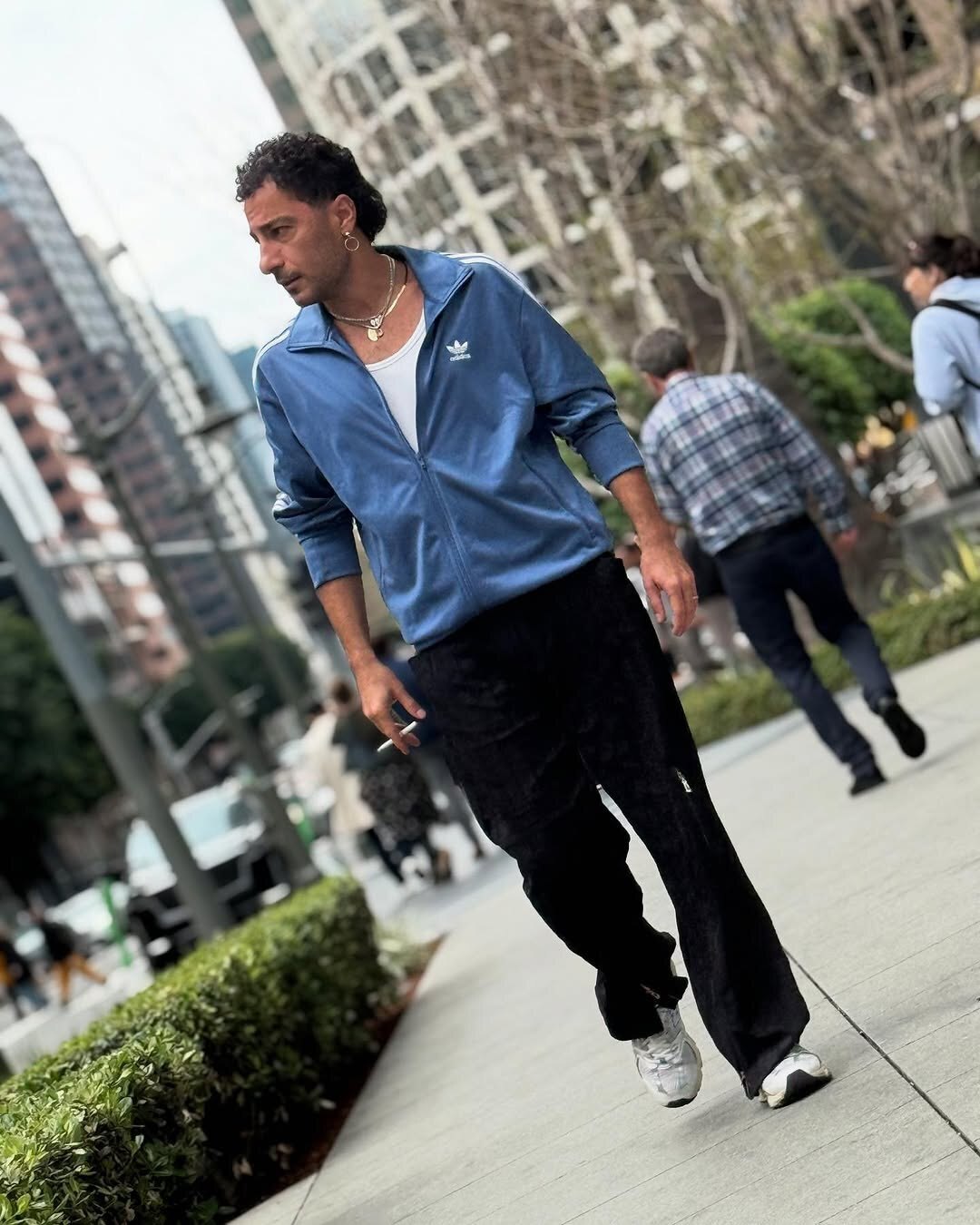 عکس/تیپ ناهماهنگ نوید محمدزاده در خیابان‌های لس‌آنجلس