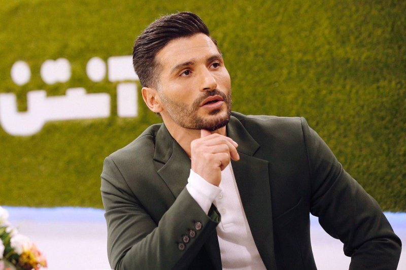 پولاد کیمیایی ۱۰ ساله کنار گوگوش در پیست اسکی