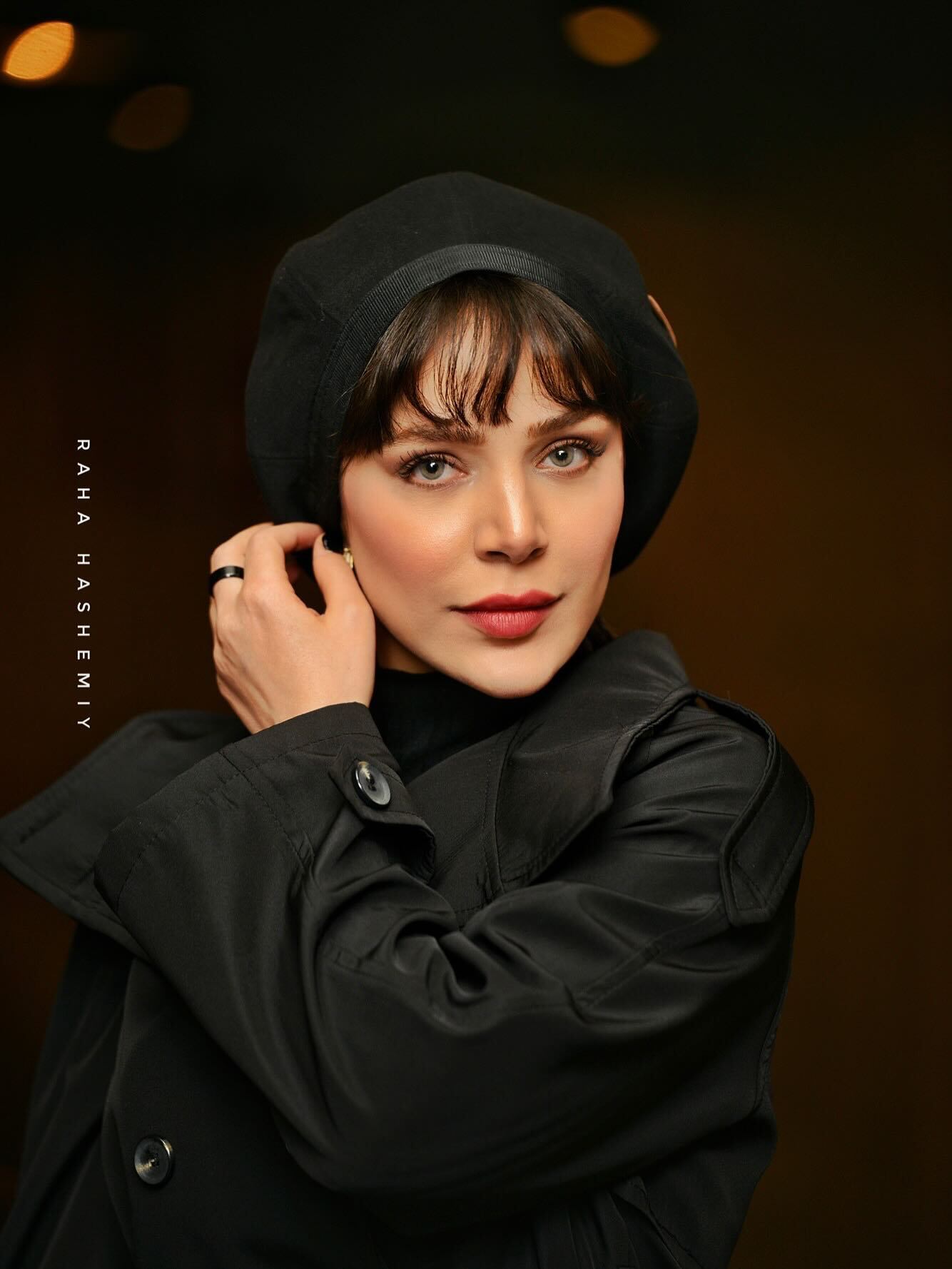 درخشش زهرا فراهانی «نیمتاجِ بامداد خمار» با یک ترنچ‌کت مشکی