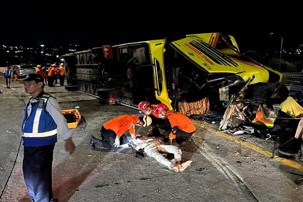 ۱۵ کشته و ۱۹ زخمی در تصادف اتوبوس در اندونزی