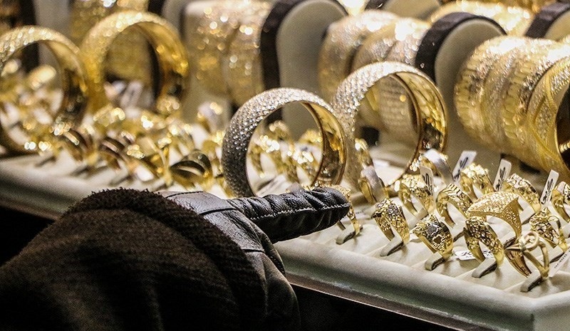 عروس و داماد‌ها هم به زور حلقه می‌خرند/ طلای ۱۴ میلیونی خریدار ندارد