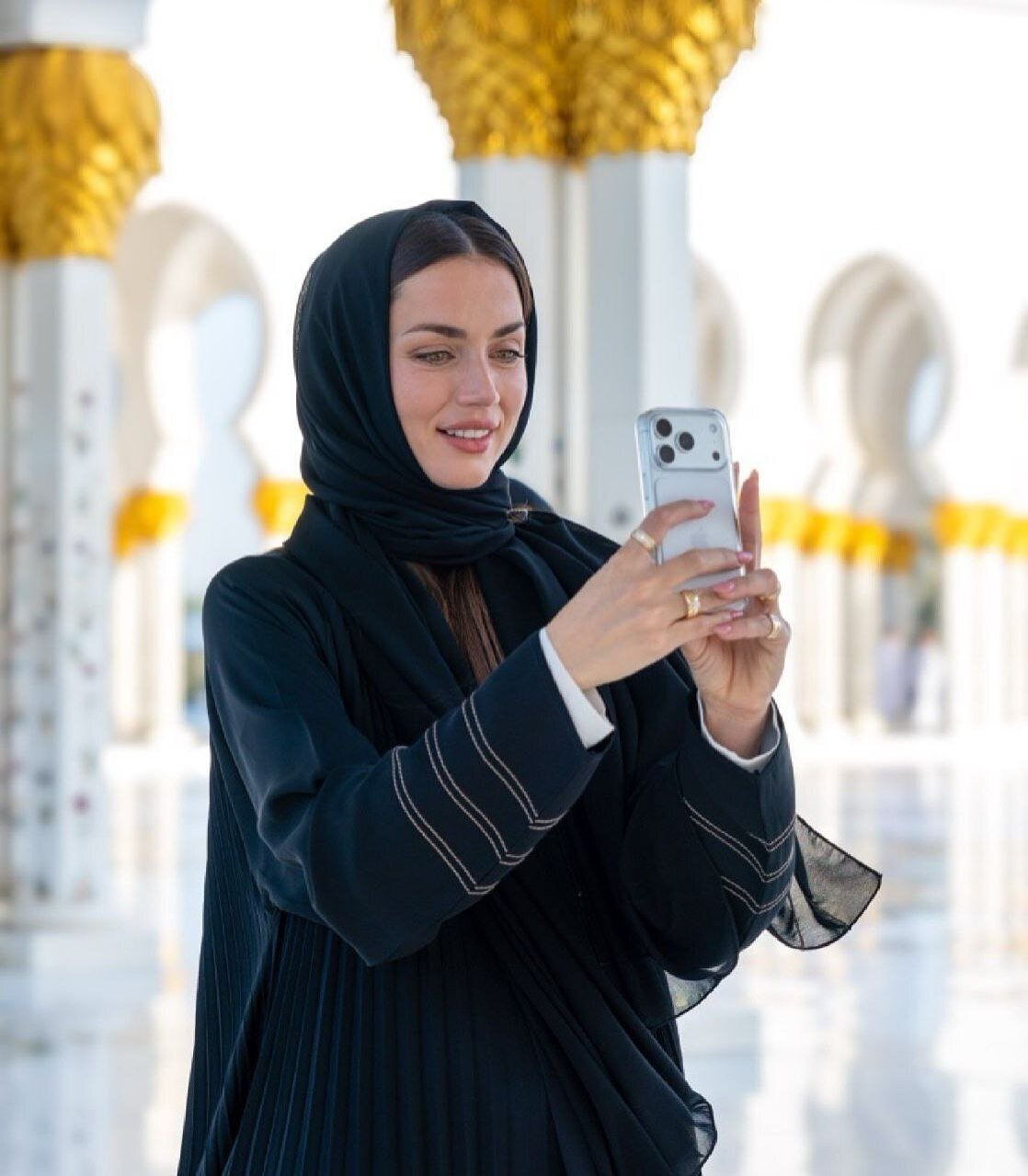 عکس| آنا دآرماس بازیگر مشهور هالیوود با حجاب اسلامی