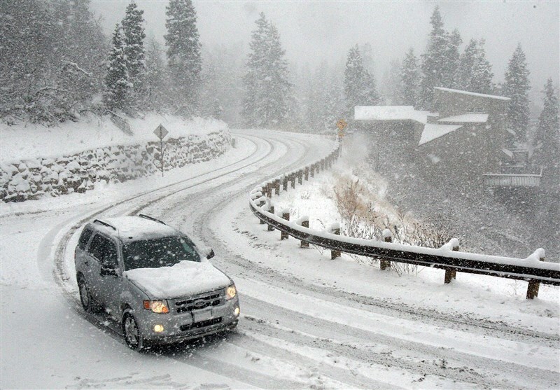 برف و باران در جاده‌های ۱۸ استان