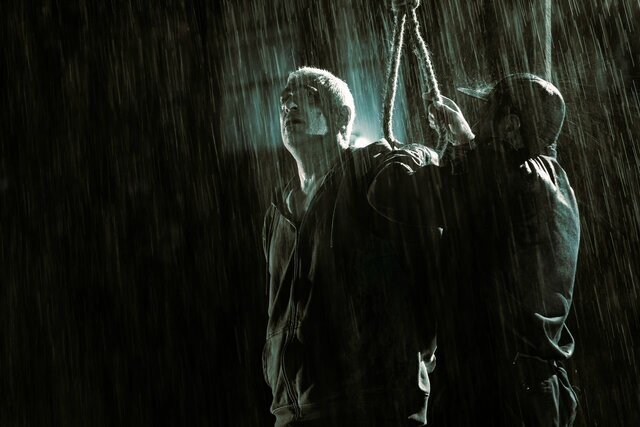 تصویر مهدی پاکدل در کنار طناب دار