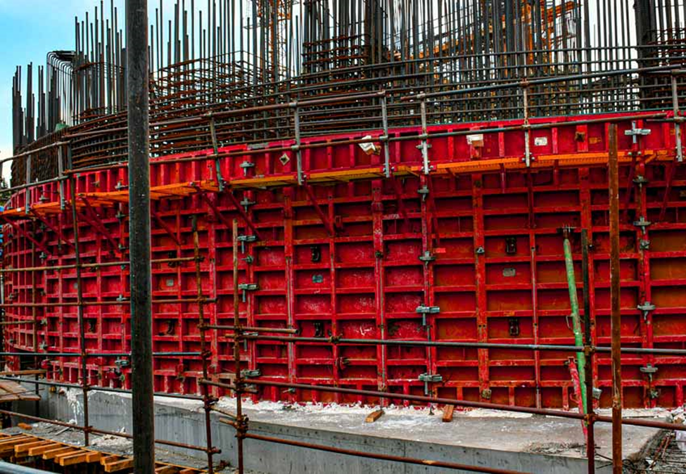 قیمت دستمزد قالب بندی دیوار و فونداسیون ۱۴۰۴ (جدول تعرفه جدید)