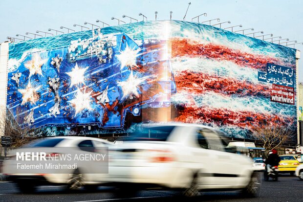 رونمایی از دیوار نگاره میدان انقلاب تهران با هشداری به آمریکا+ عکس