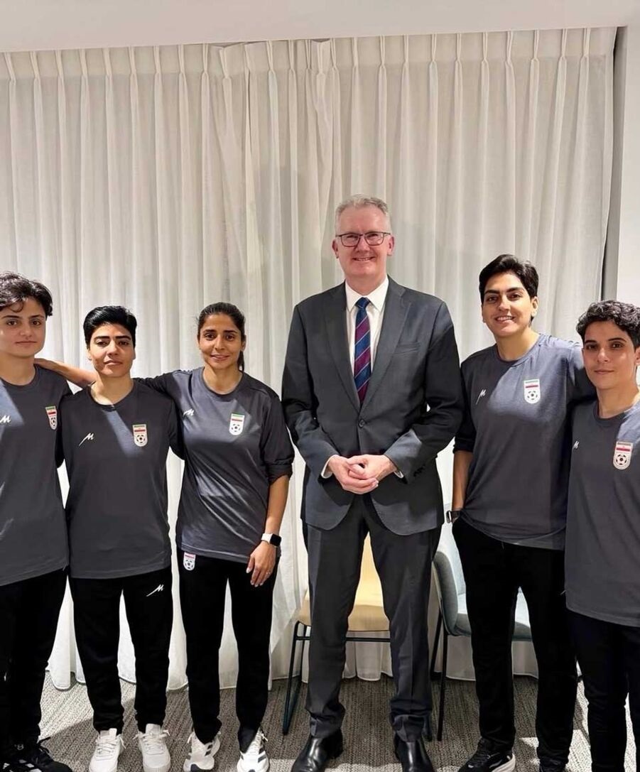 عکس/ وزیر کشور استرالیا با دختران تیم ملی فوتبال ایران دیدار کرد
