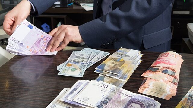 تجار امسال چقدر ارز معامله کردند؟
