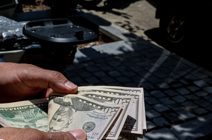 دستگیری دلال دلار در یوسف‌آباد تهران